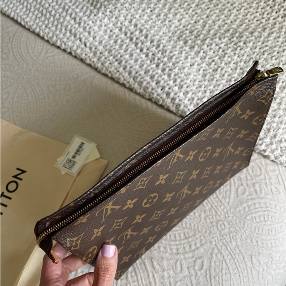 Louis Vuitton Monogram Pouch Toiletry 26 - Picture 9 of 11